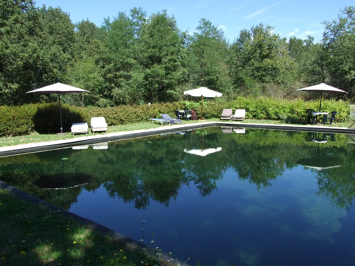 Domaine naturiste Petits-Fours est un camping naturiste gay friendly à Busserolles en Dordogne