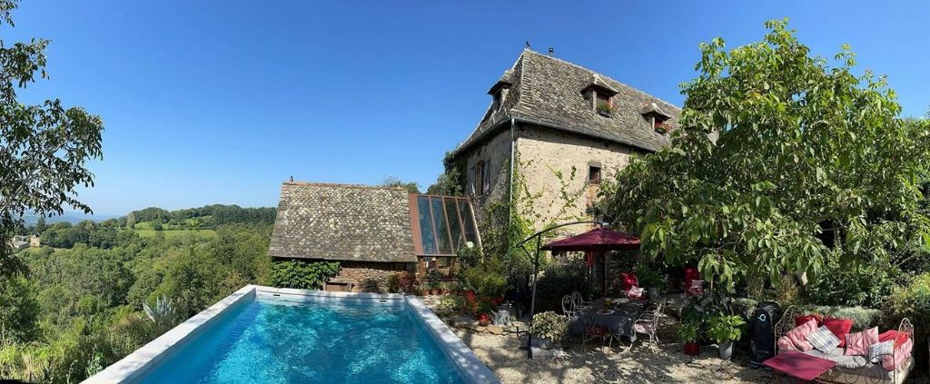 La Maison de Justine est une maison d'hôtes gay friendly à Cassaniouze en Cantal