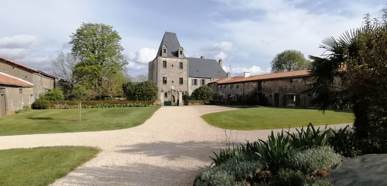 Logis de la Roulière est une maison d'hôtes gay friendly à La Chapelle Bertrand dans les Deux Sèvres