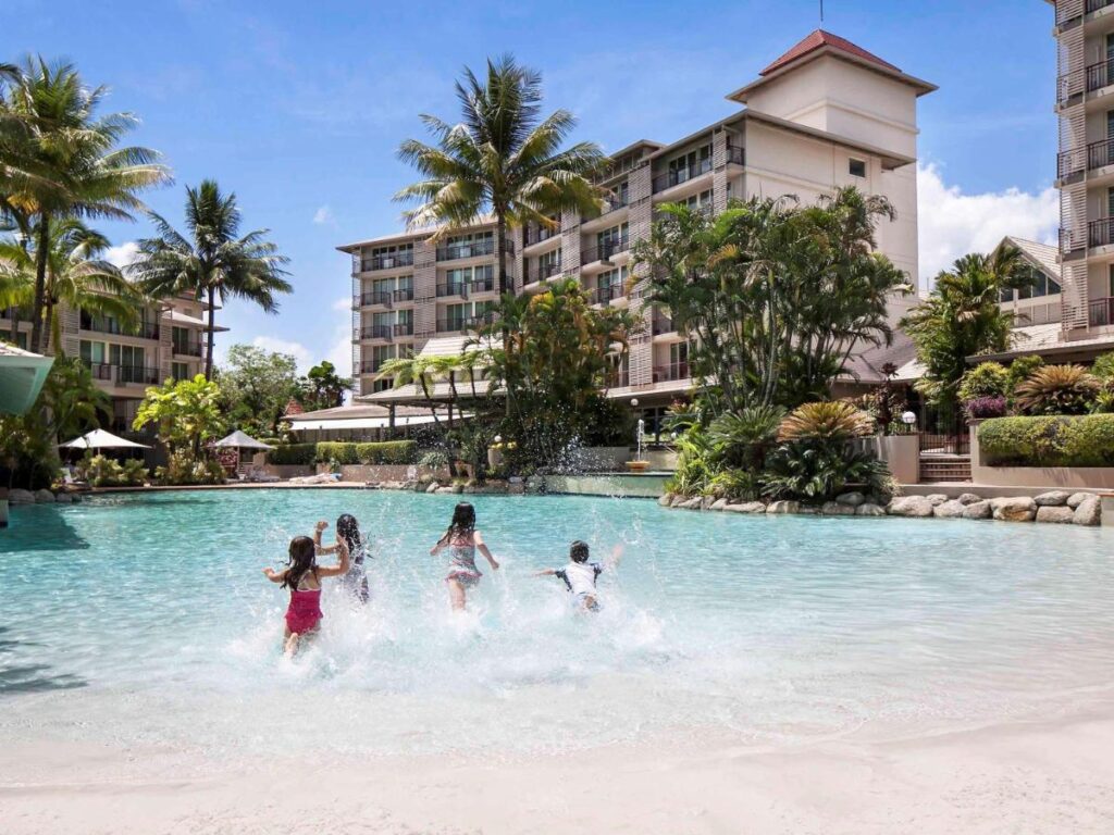 Novotel Cairns Oasis Resort est un hôtel gay friendly à Cairns dans la Gold Coast en Australie
