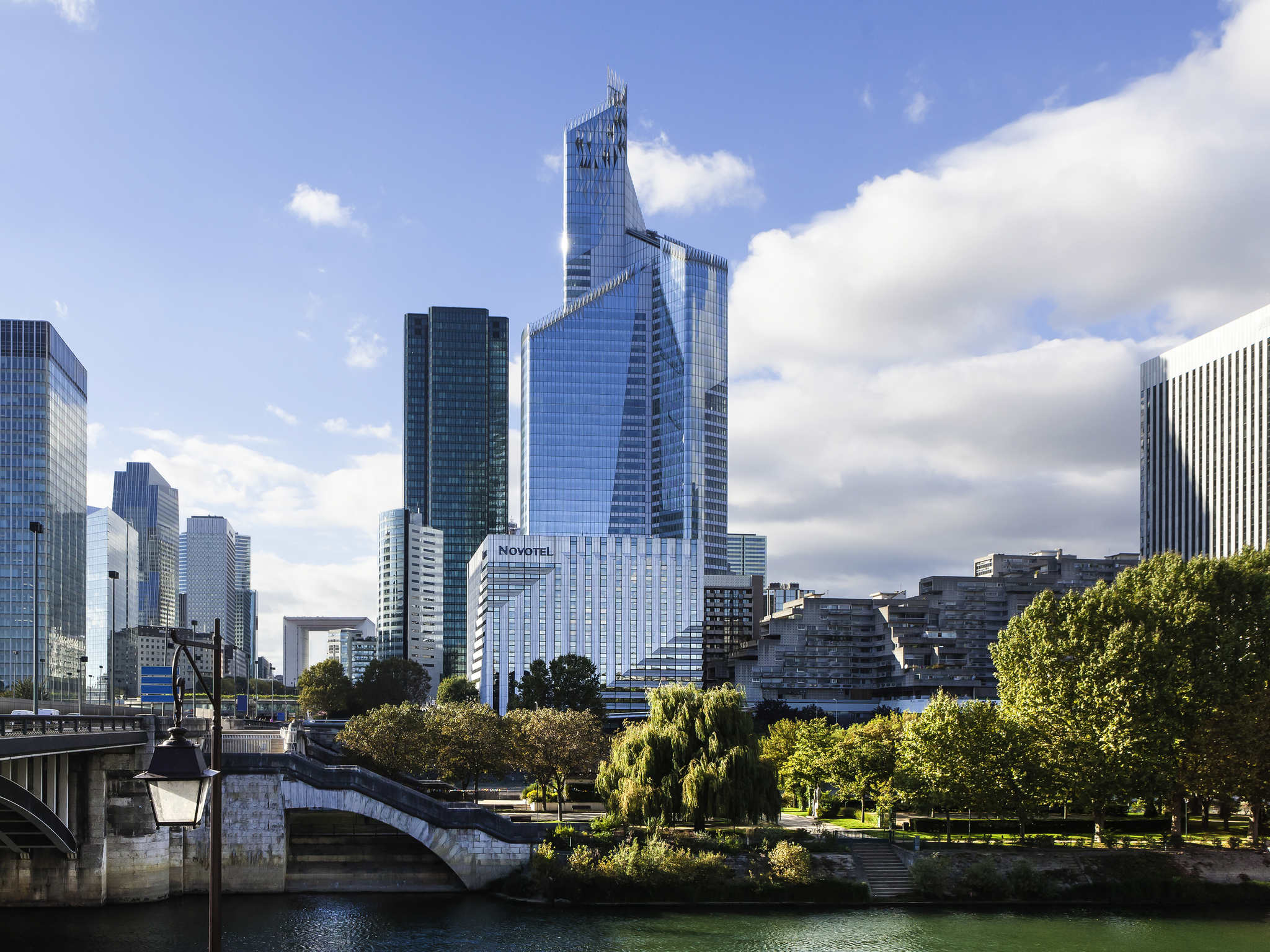 Novotel Paris La Défense est un hôtel gay friendly à Courbevoie dans les Hauts-de-Seine