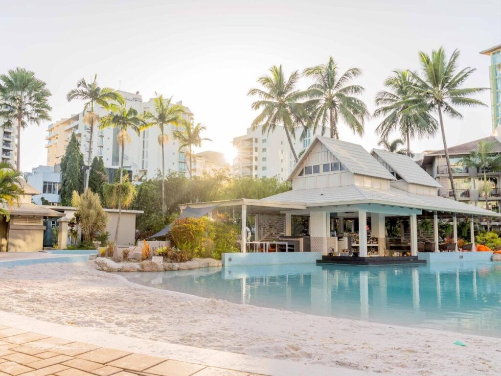 Plongez dans un paradis tropical : Découvrez la magnifique piscine lagon du Novotel Cairns Oasis Resort
