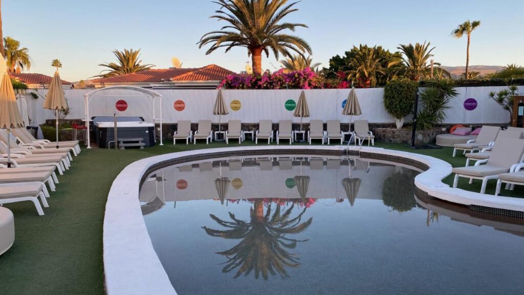 Rainbow Golf Hotel est un gay men only resort à Maspalomas à Grande Canarie