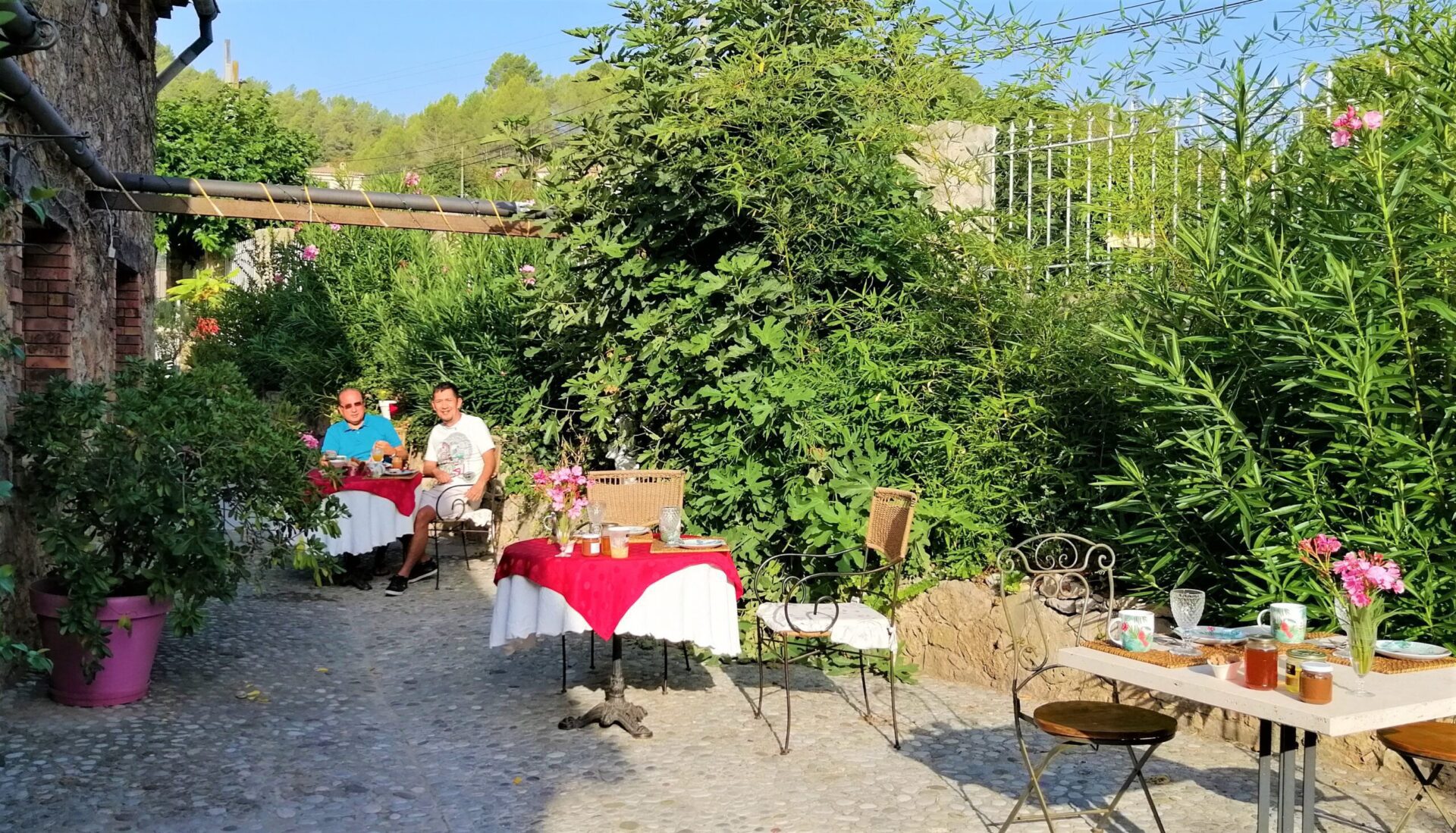 victor et son copin à la terrace