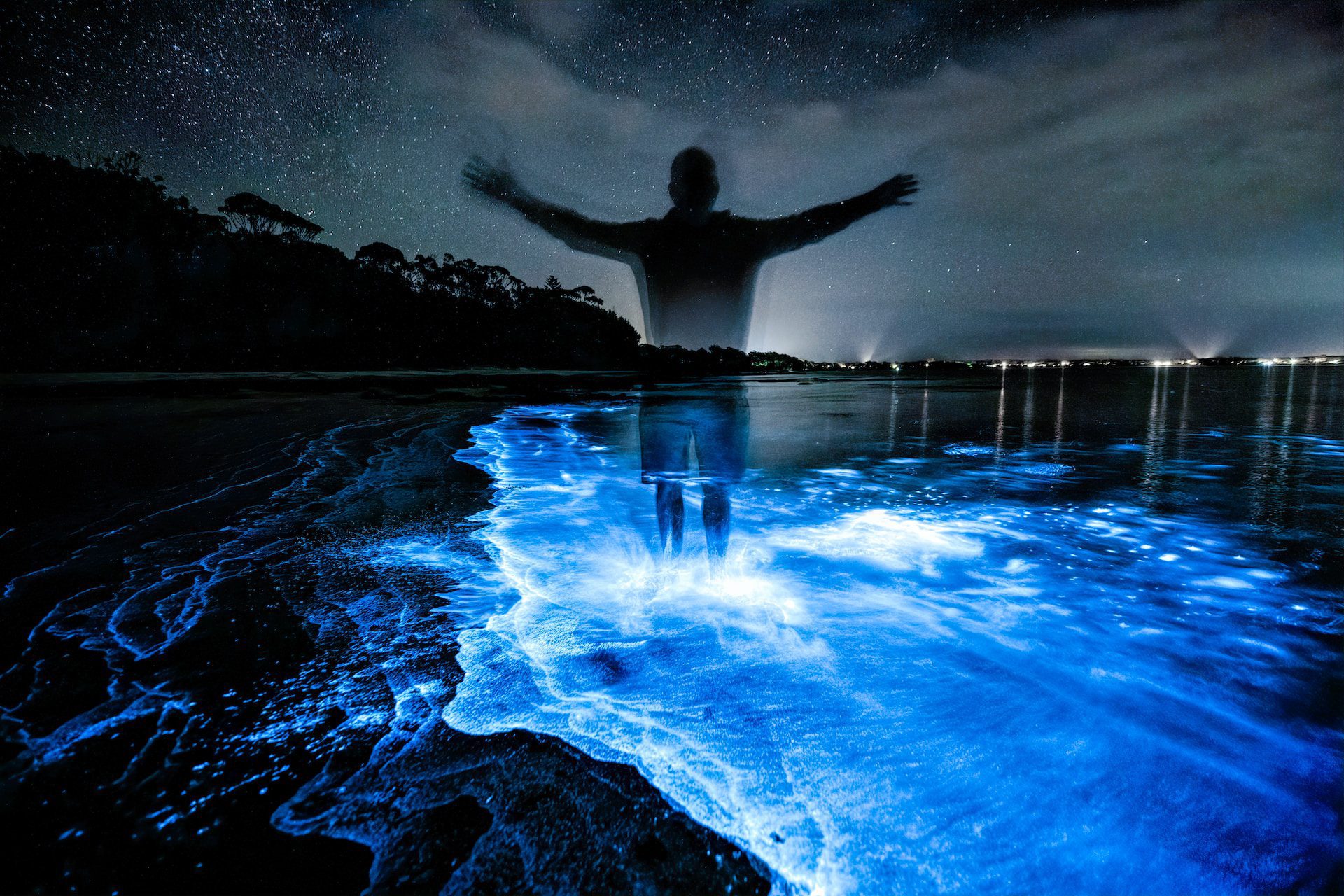 Une plage bleu électrique en Tasmanie : quand l'océan devient phosphorescent