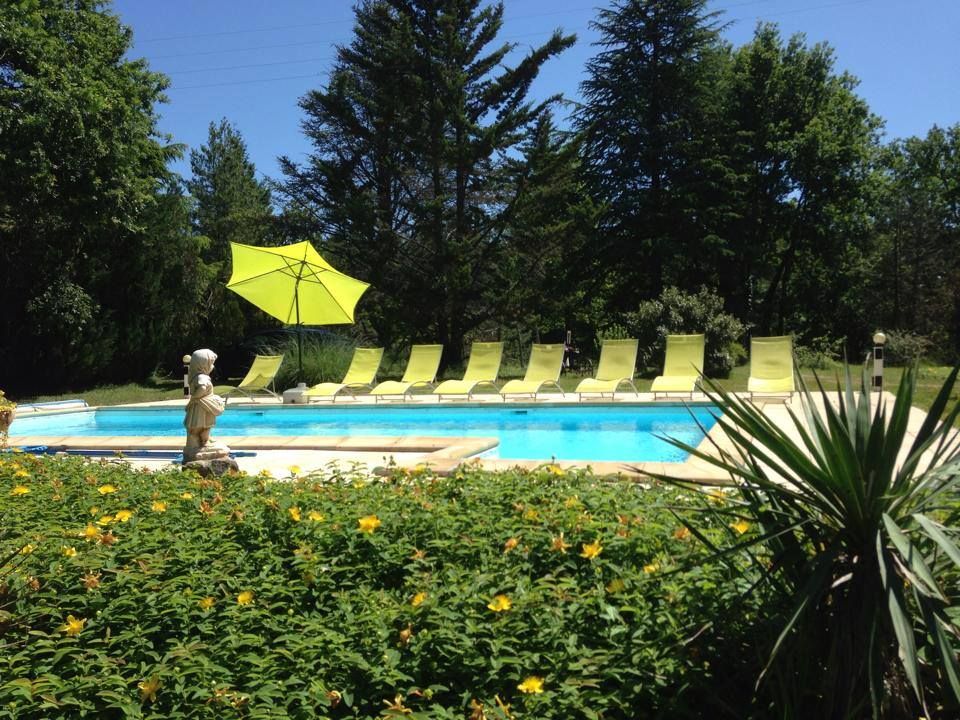 Vous pouvez pratiquer le naturisme sur toute la propriété (maison, parc, piscine)