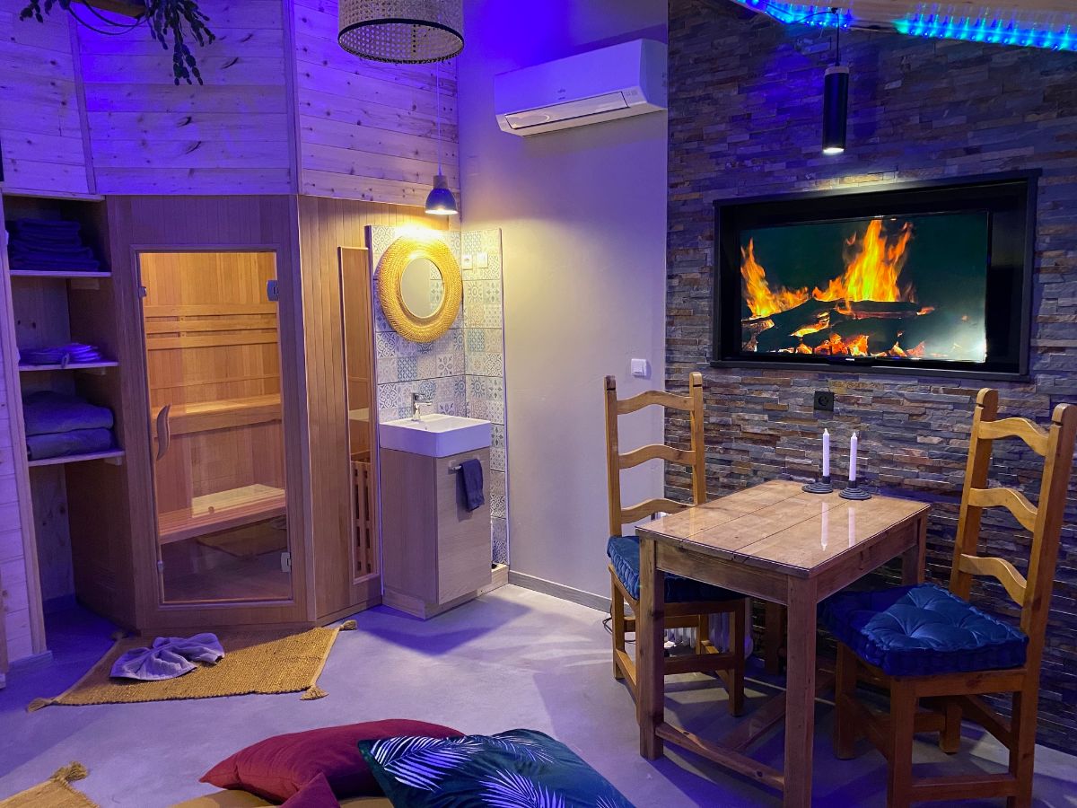 Zen Swim est une maison d'hôtes gay men only à Niévroz dans l'Ain