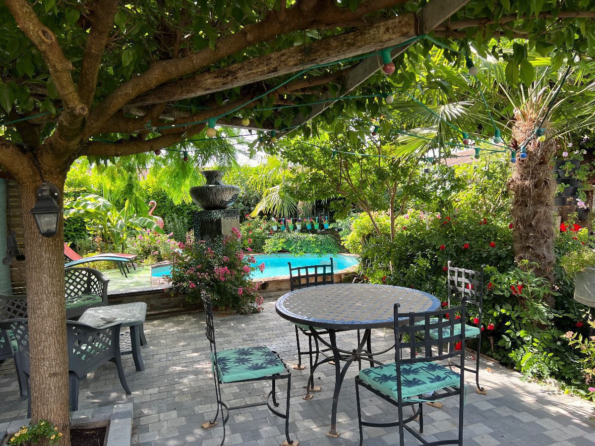 Zen Swim est une maison d'hôtes gay men only à Niévroz dans l'Ain