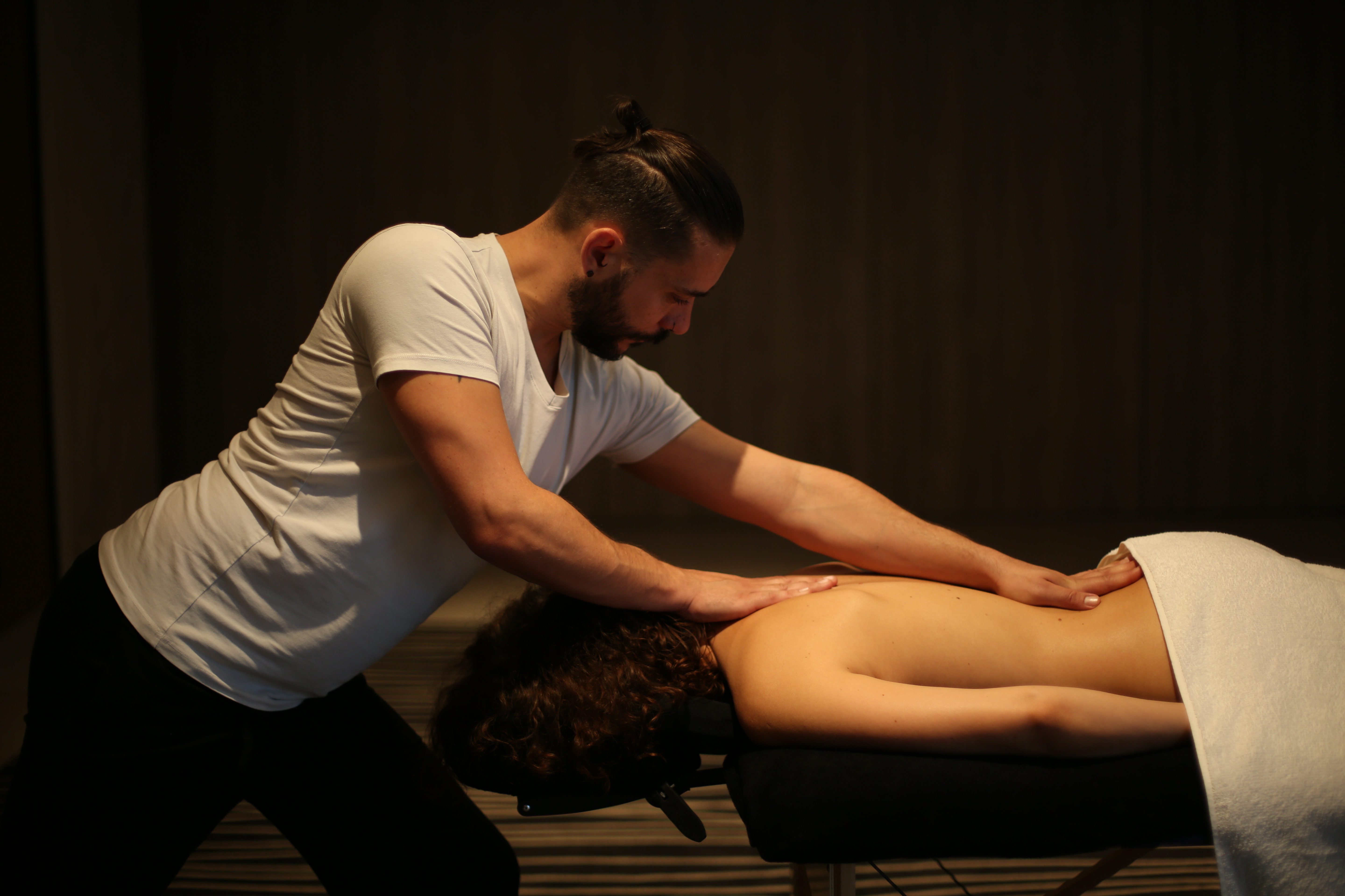 Les mains de Frédéric est un cabinet de massage gay à Villeurbanne dans le Rhône