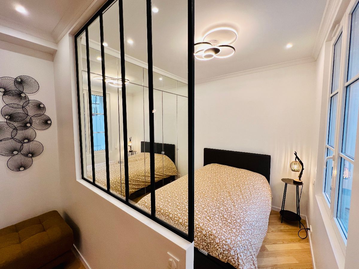 Chambre dans un appartement haussmannien naturiste + studio indépendant proche de Montmartre 07