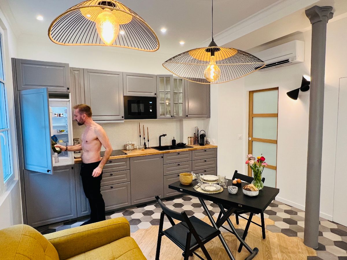 Chambre dans un appartement haussmannien naturiste + studio indépendant proche de Montmartre 10