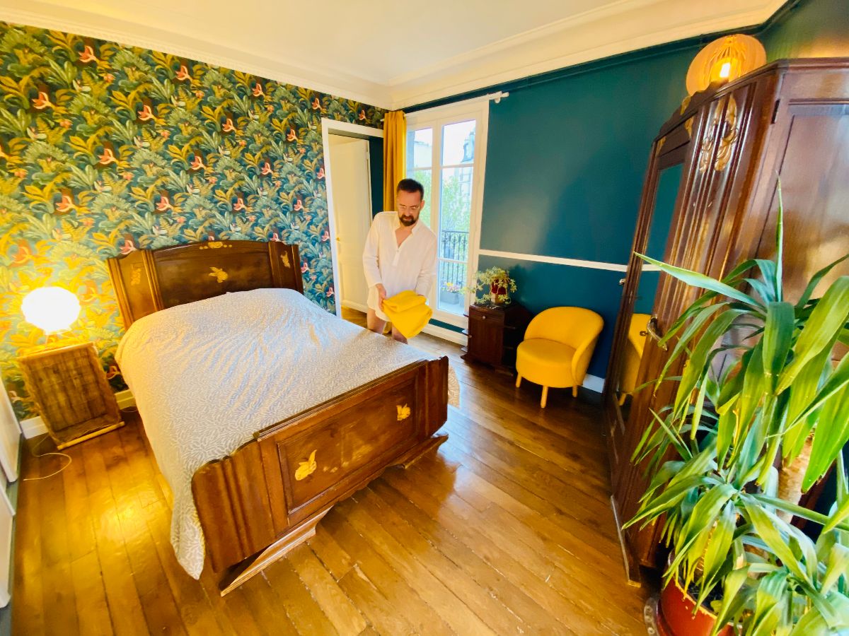 Chambre dans un appartement haussmannien naturiste + studio indépendant proche de Montmartre