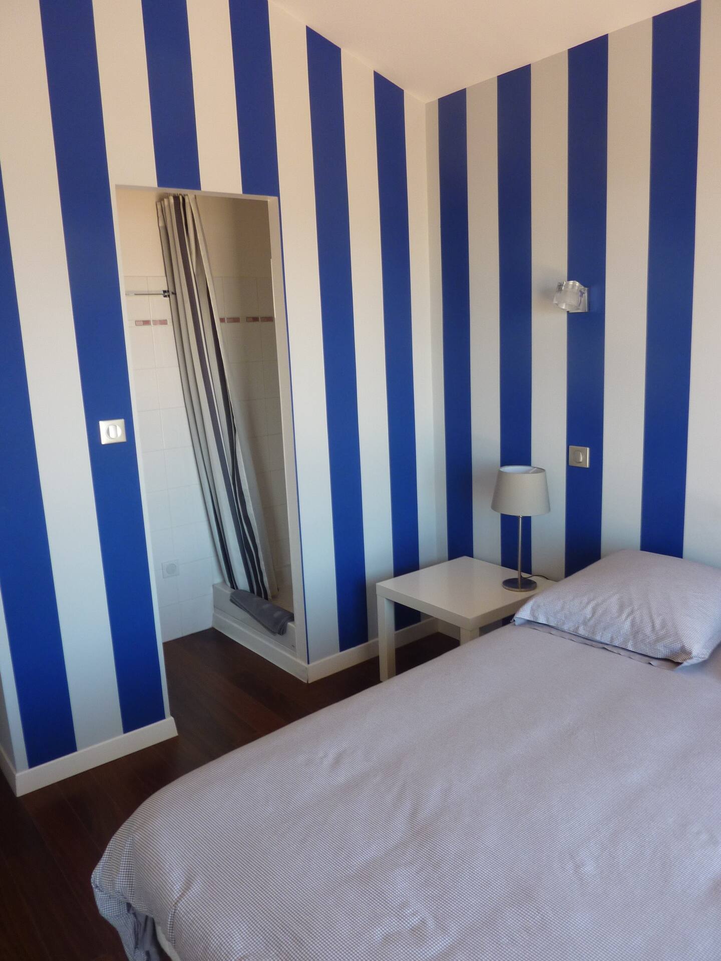 Chambre vue sur la rade de Toulon - gay et naturiste