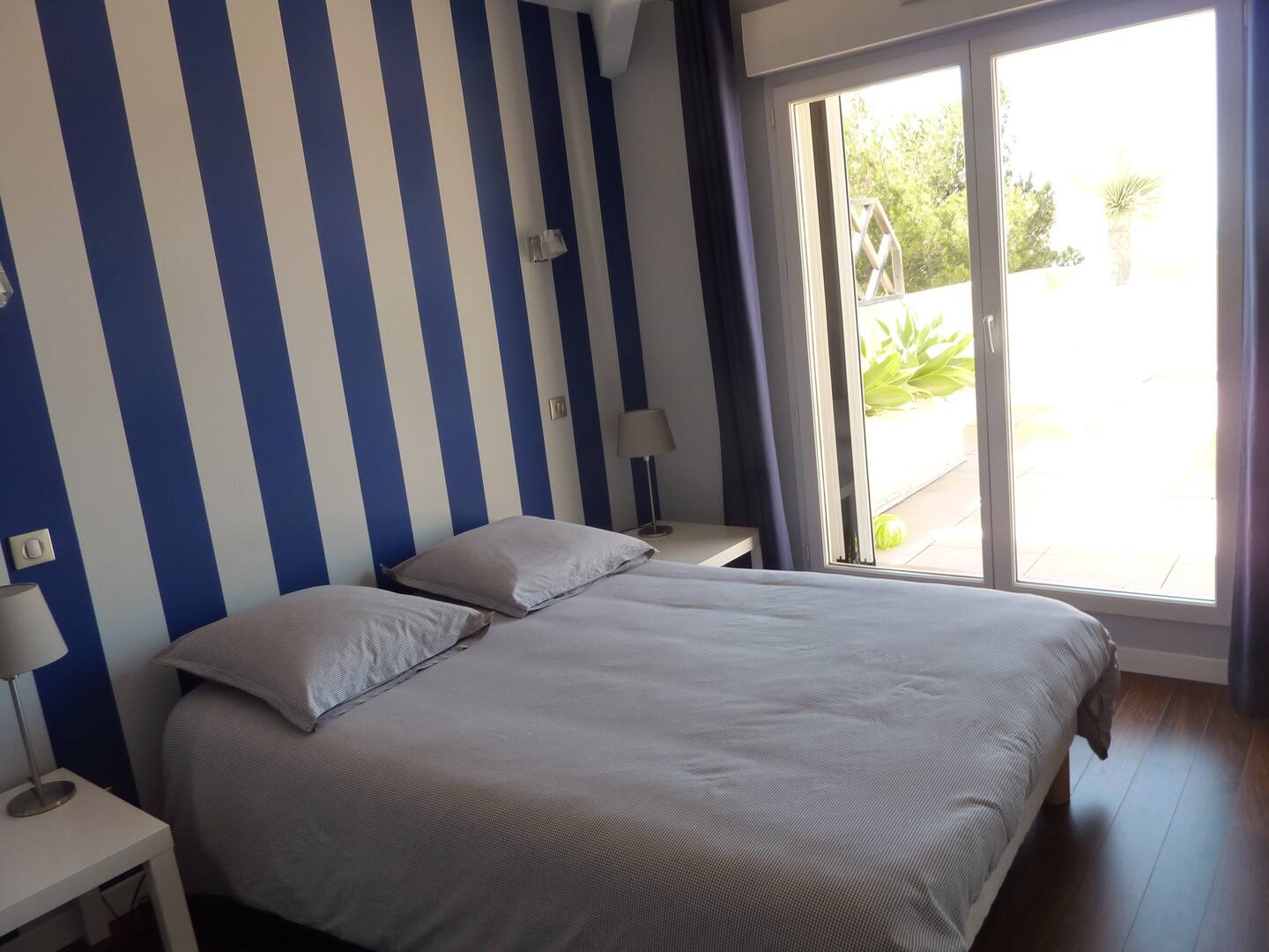 Chambre vue sur la rade de Toulon - gay et naturiste