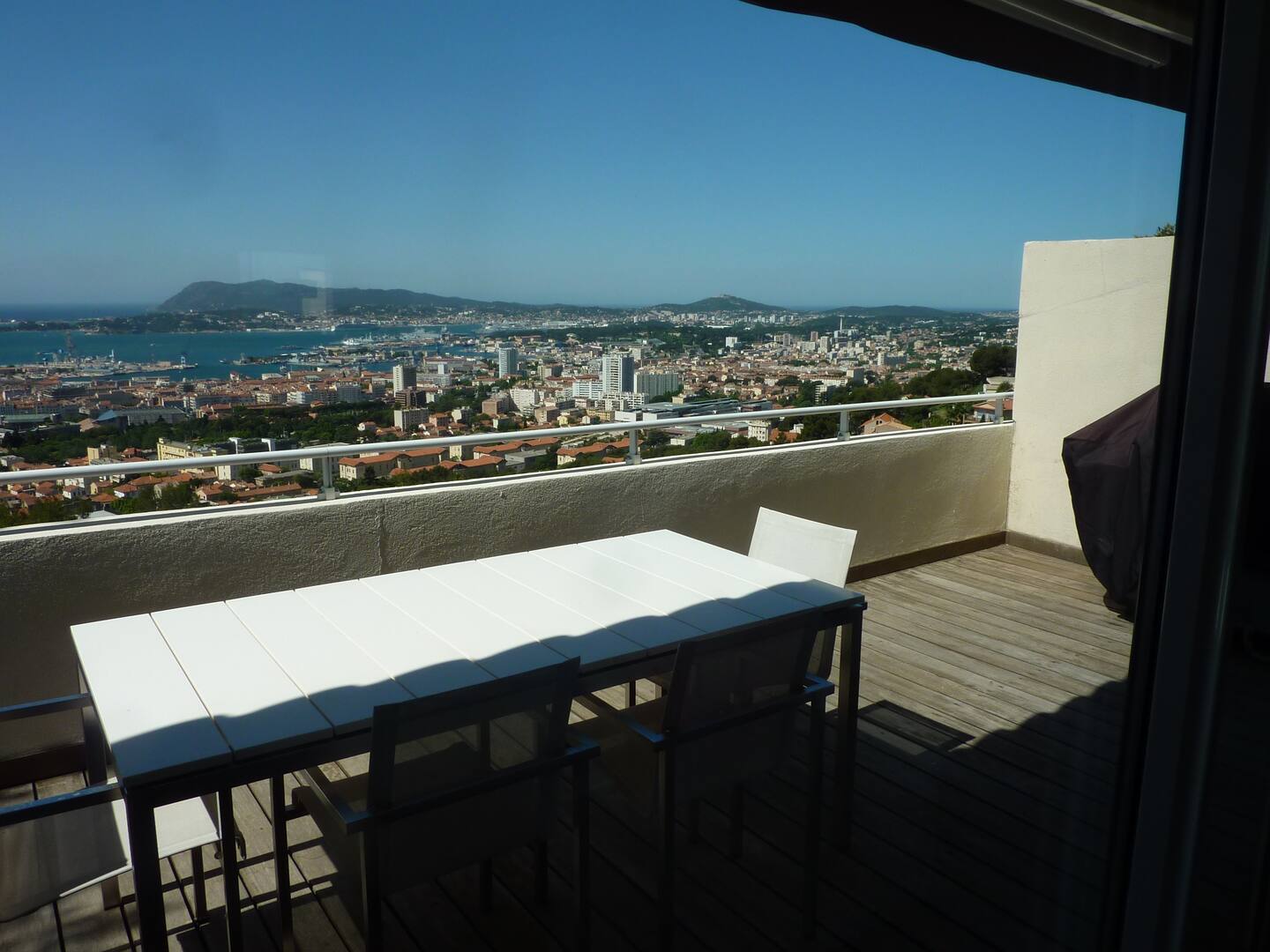 Chambre vue sur la rade de Toulon - gay et naturiste