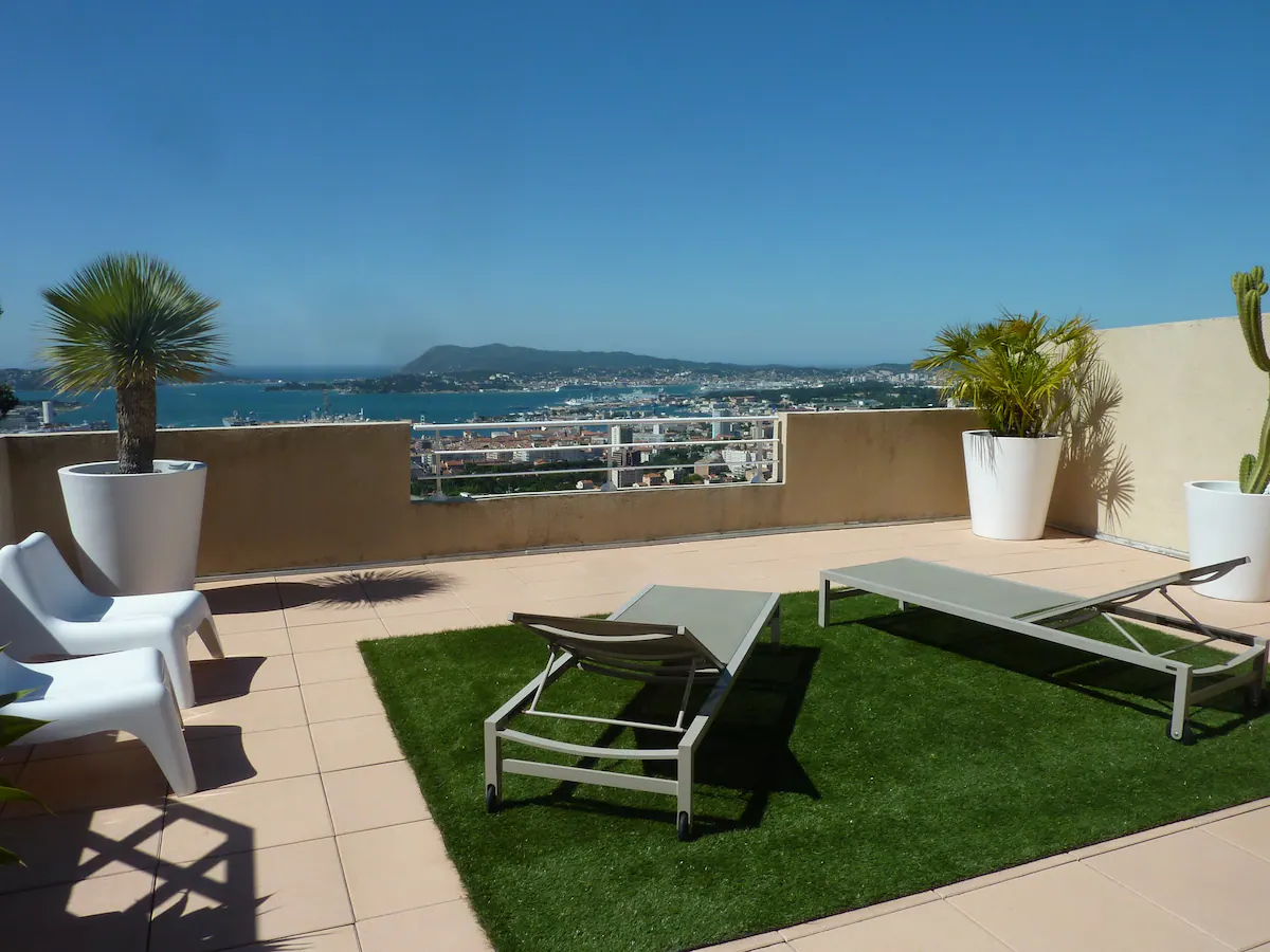 Chambre vue sur la rade de Toulon - gay et naturiste