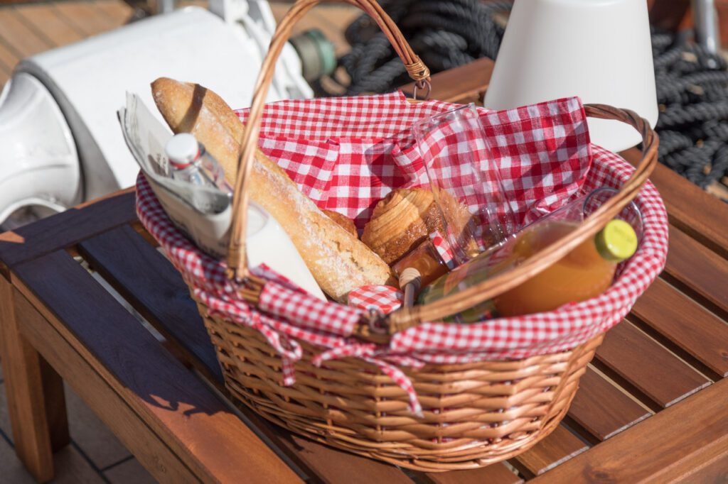 Le petit déjeuner est livré au bateau tous les matins