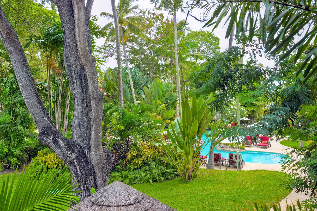 bgilc-juniorsuite-poolview-3188-hor-clsc
