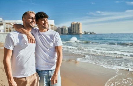 Exploration approfondie de la relation entre la communauté LGBTQ+ et le tourisme