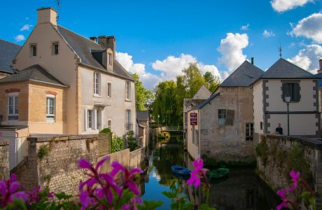 Sorties en famille ou entre amis : les meilleurs plans pour un été inoubliable à Bayeux