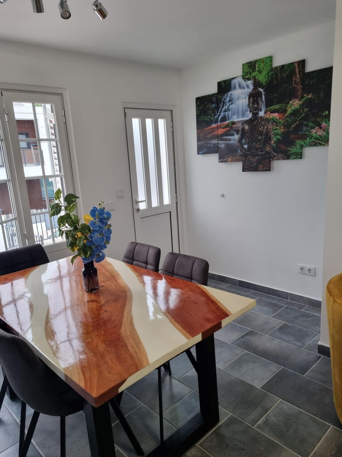 f4b513b3-1b25-4ff5-8e8c-70f3d207