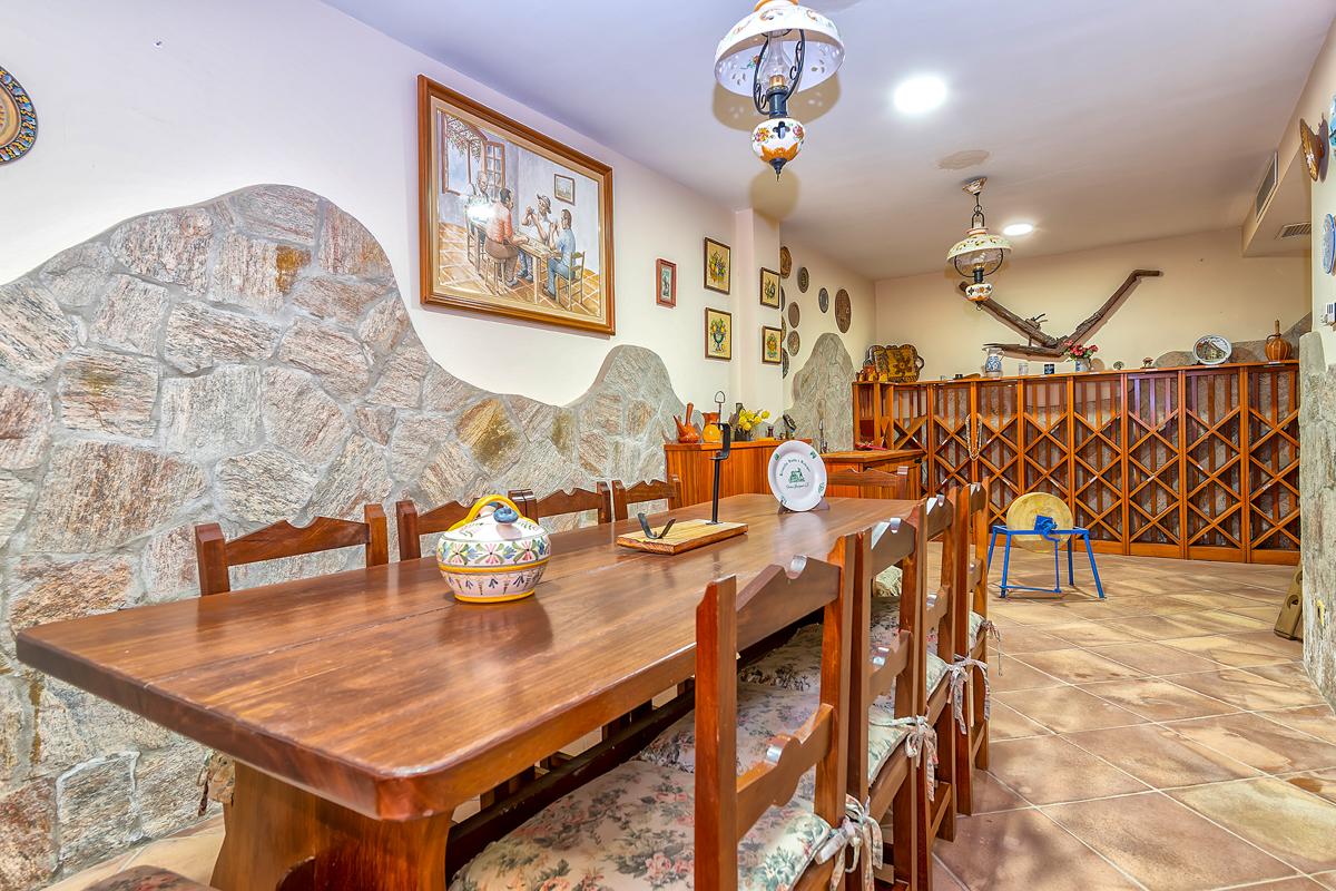 Dining-Room-24bce53cca24ef0c6b696677f141a690