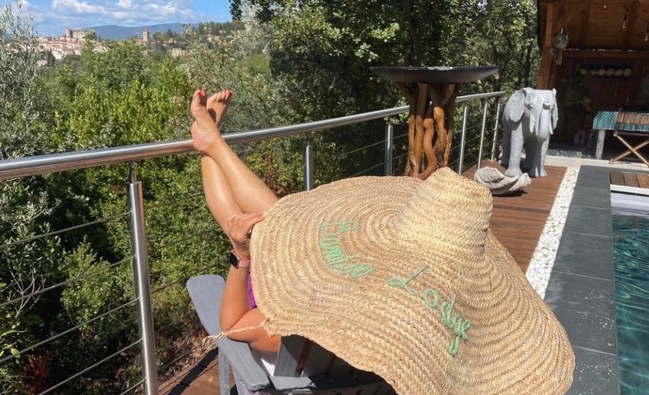 Une piscine et un jardin luxuriant pour un séjour détente