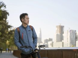 Le Royaume d’Arabie saoudite participera à l’édition 2025 du prestigieux festival gastronomique Taste of Paris, qui se tiendra du 8 au 11 mai 2025 au Grand Palais. Le Royaume sera représenté par la Commission des arts culinaires, l’une des 11 commissions sectorielles placées sous l’égide du Ministère de la Culture. À travers son pavillon « Taste of Saudi Culture », la Commission des arts culinaires entend favoriser les échanges gastronomiques, faire découvrir la diversité des traditions culinaires saoudiennes et proposer au public une expérience culturelle unique et immersive. Le pavillon saoudien dévoilera la richesse de la culture et de la gastronomie du Royaume à travers un espace de démonstrations culinaires accompagné de dégustations, ainsi que trois salles inspirées du patrimoine saoudien, offrant une expérience traditionnelle unique et immersive. Ces trois espaces plongeront les visiteurs dans un voyage sensoriel évoquant le désert et l’architecture de la région centrale de l’Arabie saoudite, la sérénité de l’oasis et l’atmosphère vibrante des marchés traditionnels saoudiens, ainsi que la convivialité chaleureuse du majlis saoudien traditionnel, inscrit depuis 2015 sur la Liste représentative du patrimoine culturel immatériel de l’humanité de l’UNESCO. Chacune de ces salles proposera des activités interactives pour stimuler les sens des visiteurs, notamment des jeux d'observation, des expériences de dégustation et des illusions gustatives ludiques. Cette année, les dattes, symbole du patrimoine culinaire de l'Arabie saoudite, seront l’ingrédient central des plats proposés au pavillon. Le chef Bader Alshaikh, diplômé du prestigieux Cordon Bleu Paris et vainqueur de MasterChef Arabia 2014, élaborera un menu exquis aux côtés du talentueux chef Abdullatef Alrashoudi, fondateur et propriétaire de la boulangerie-pâtisserie LÂM située à Paris. Les visiteurs pourront assister à des démonstrations culinaires exécutées par les deux chefs, et savourer de délicieuses réinterprétations de plats saoudiens traditionnels. Parmi les plats présentés figurent le jareesh, le plat national de l'Arabie saoudite, revisité avec des dattes; l'agneau à la mélasse de dattes; le balilah, un plat à base de pois chiches; une crème glacée infusée aux dattes; et le knafeh à la ricotta et aux dattes; ainsi que des classiques de la pâtisserie française réinterprétés de manière créative avec des dattes. Mayada Badr, directrice de la Commission des arts culinaires d’Arabie saoudite, a déclaré : « Nous sommes heureux de pouvoir mettre en valeur le patrimoine culinaire du Royaume à Taste of Paris, et d’offrir aux visiteurs un aperçu de la richesse et de la diversité de la gastronomie saoudienne. » Les visiteurs auront également l'occasion d'en apprendre davantage sur les diverses variétés de dattes du Royaume et de découvrir de délicieuses associations de dattes avec différents fromages. Le pavillon offrira également aux visiteurs une expérience de dégustation unique, avec le café saoudien traditionnel présenté avec des tournures créatives, ainsi que d'autres boissons à base de café infusées avec des dattes. La participation de la Commission des arts culinaires à Taste of Paris 2025 réaffirme son engagement à encourager les talents locaux et à mettre en valeur la diversité des traditions culinaires de l'Arabie saoudite. Retrouvez le pavillon du Royaume « Taste of Saudi Culture » au Grand Palais, Winston Churchill Main Hall 75008 Paris, France.