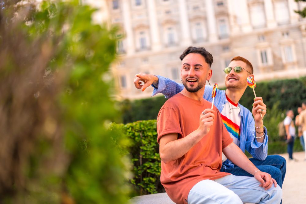 Les tenues vestimentaires d'une valise de voyage gay