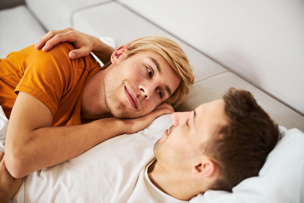 L’évaluation constante : cette charge mentale invisible du voyage queer