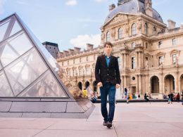 Idée de rendez-vous gay à Paris : découvrez le Louvre main dans la main