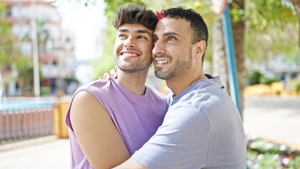 Planifier et budgéter ses vacances LGBTQ+ : voyager fier, libre et sans se ruiner