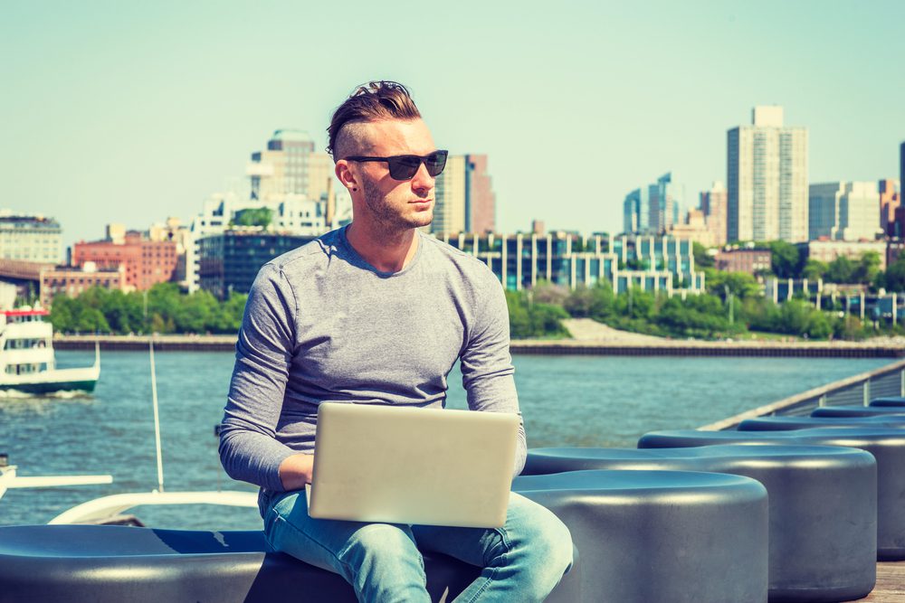 Digital nomad : comment voyager et découvrir les plus belles destinations gay friendly tout en travaillant