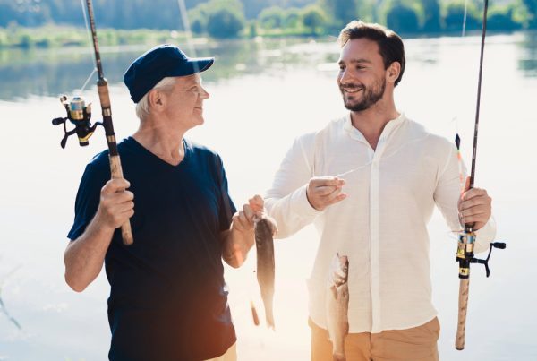Comment organiser et réussir un voyage gay friendly de pêche?