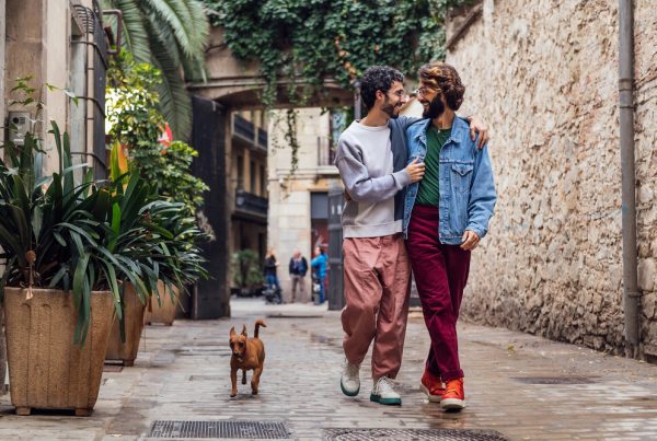 Assurance voyage pour un séjour gay friendly : bien choisir pour voyager en toute sérénité