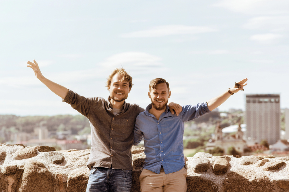 Comment choisir son hébergement gay friendly : ce que vous devez absolument savoir avant de réserver