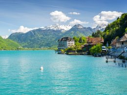 Découvrir le lac d’Annecy autrement lors d’un séjour gay friendly