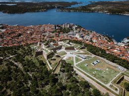 La Forteresse Saint-Jean de Šibenik : le géant de pierre qui domine la Dalmatie