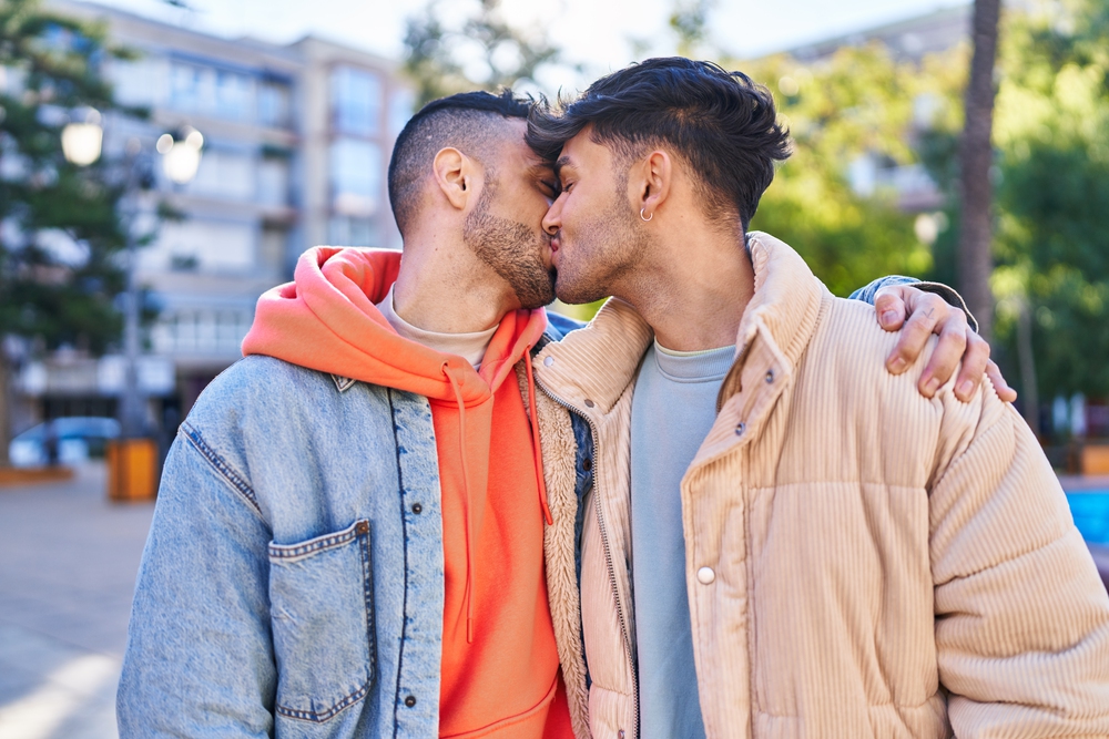 Voyages en couple LGBT+ : pourquoi créer un album photo tangible de vos aventures