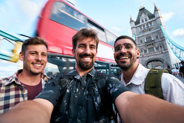 Voyager en liberté : comment bien choisir sa destination gay friendly